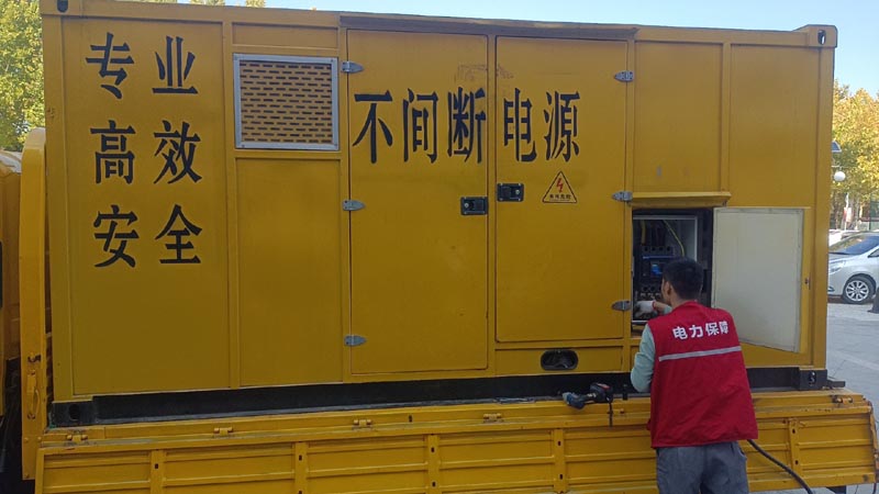 逊克柴油发电机组和UPS电源配合使用时，如何避免切换过程中的电力中断？